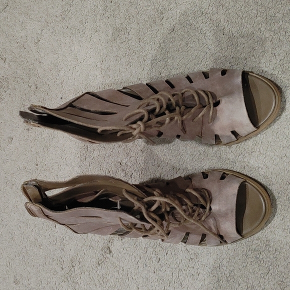 BCBG PL-ORI Heels - Picture 1 of 6